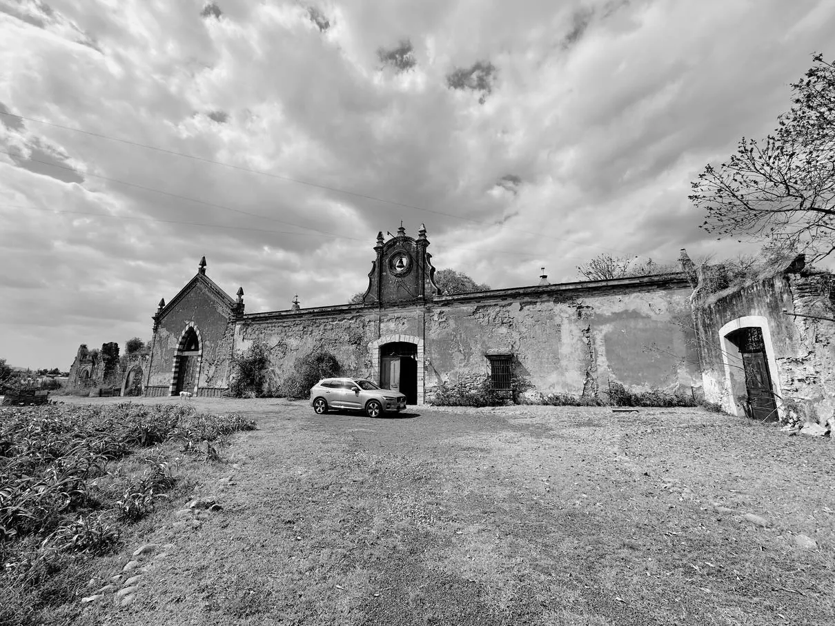 Acceso actual al Casco de la Ex-Hacienda Zavaleta, en blanco y negro