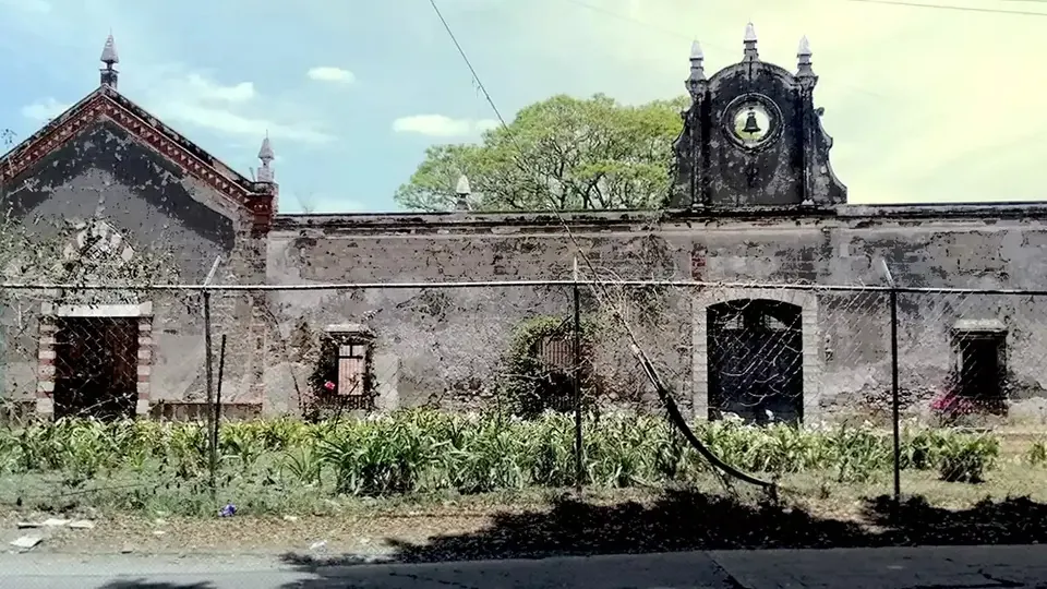 Fachada del Casco de la Ex-Hacienda Zavaleta con su torre del reloj